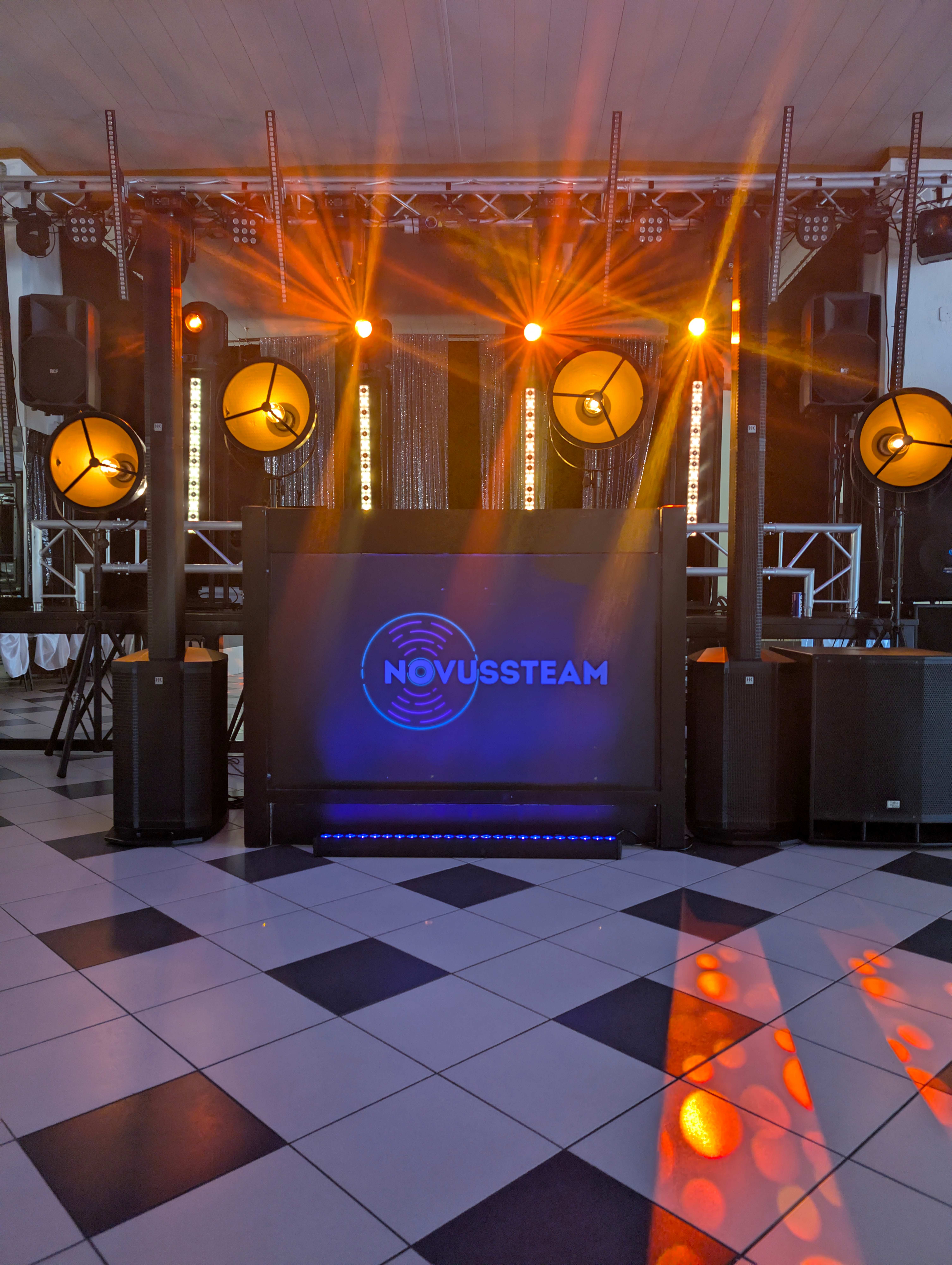 Profesjonalny setup na szachownicy z dramatycznym pomarańczowym oświetleniem