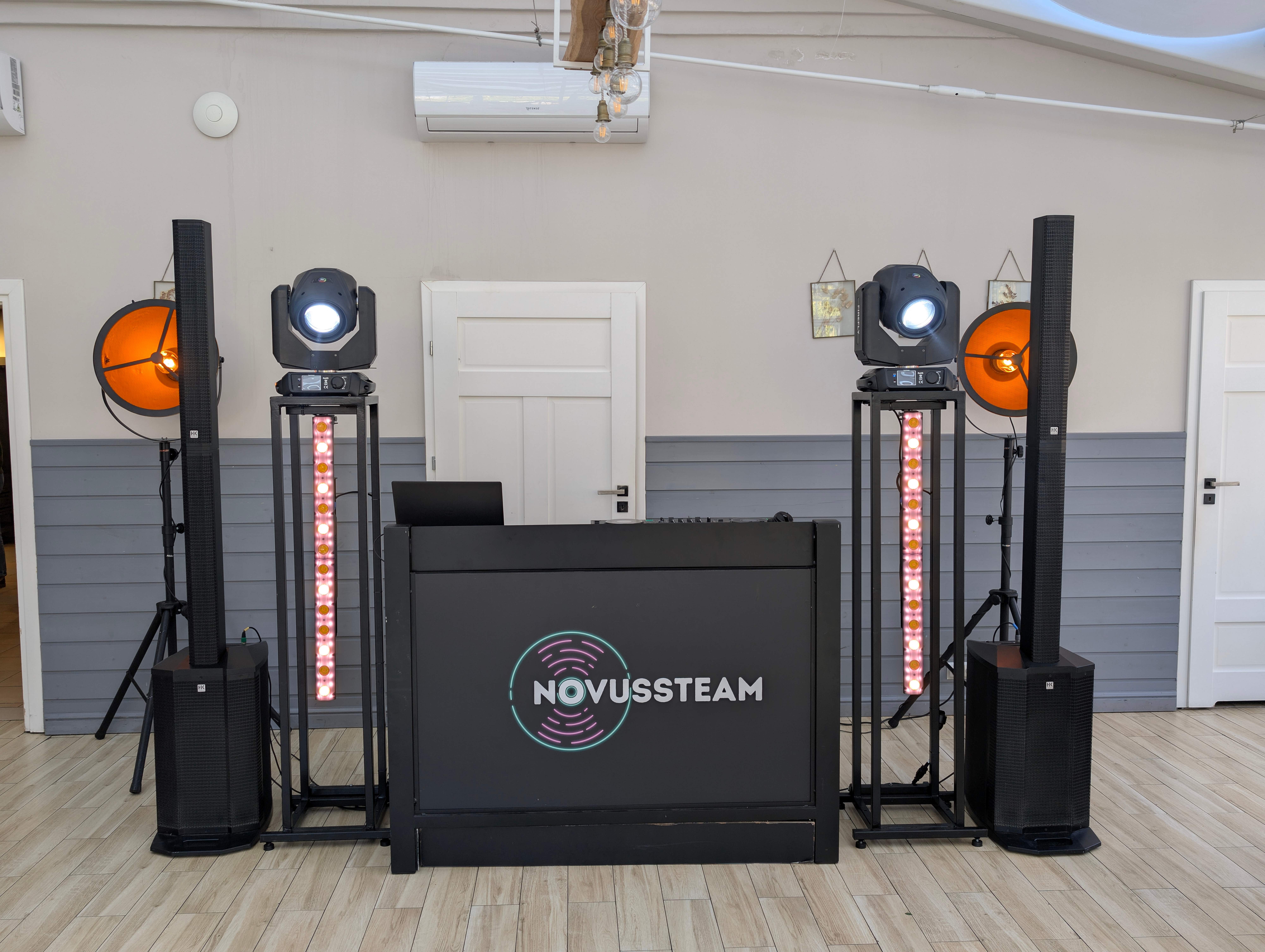 Czysty, profesjonalny setup w nowoczesnej sali z brandingiem Novussteam