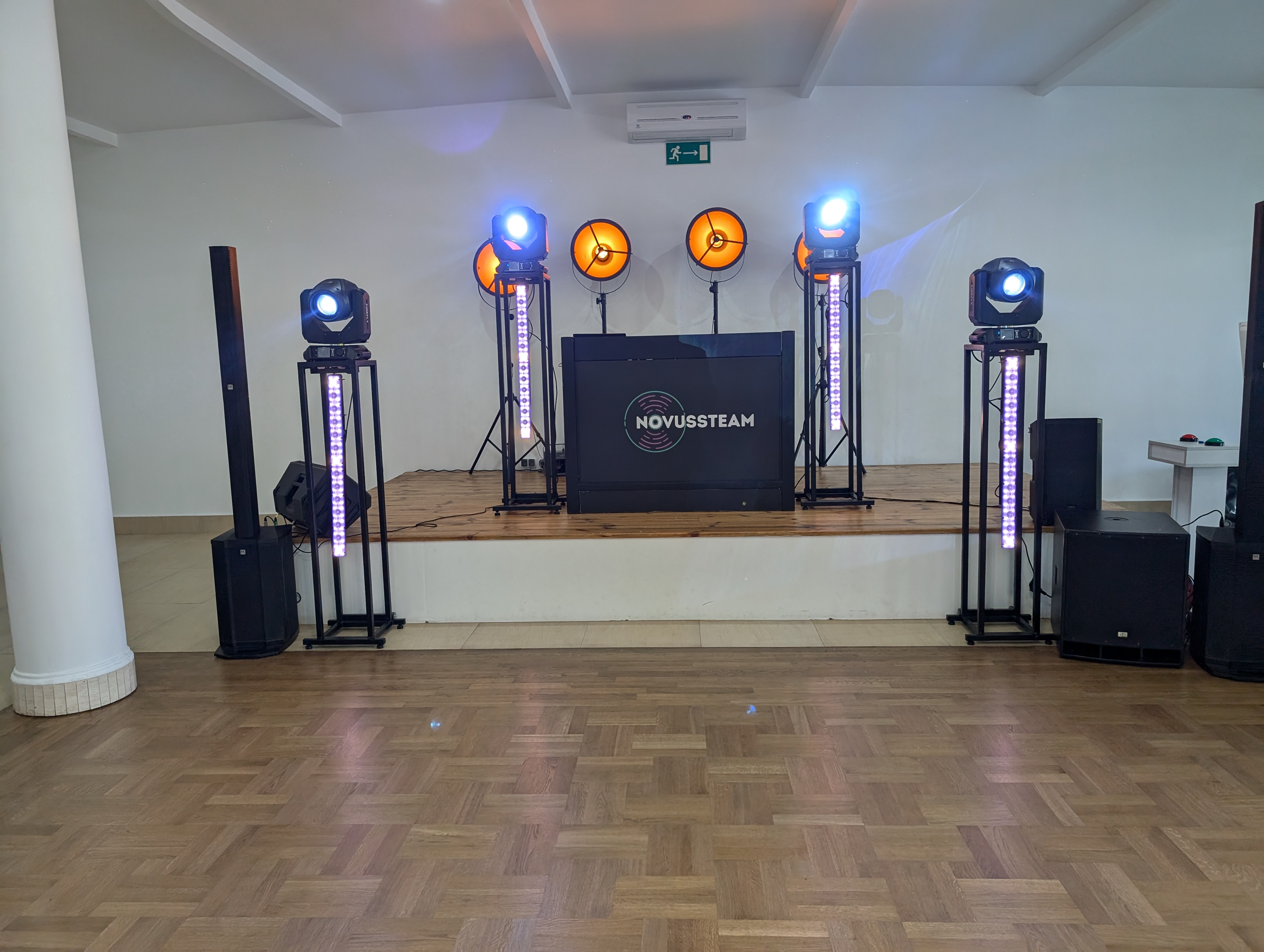 Kompletny zestaw oświetleniowy Novussteam z ruchomymi głowami