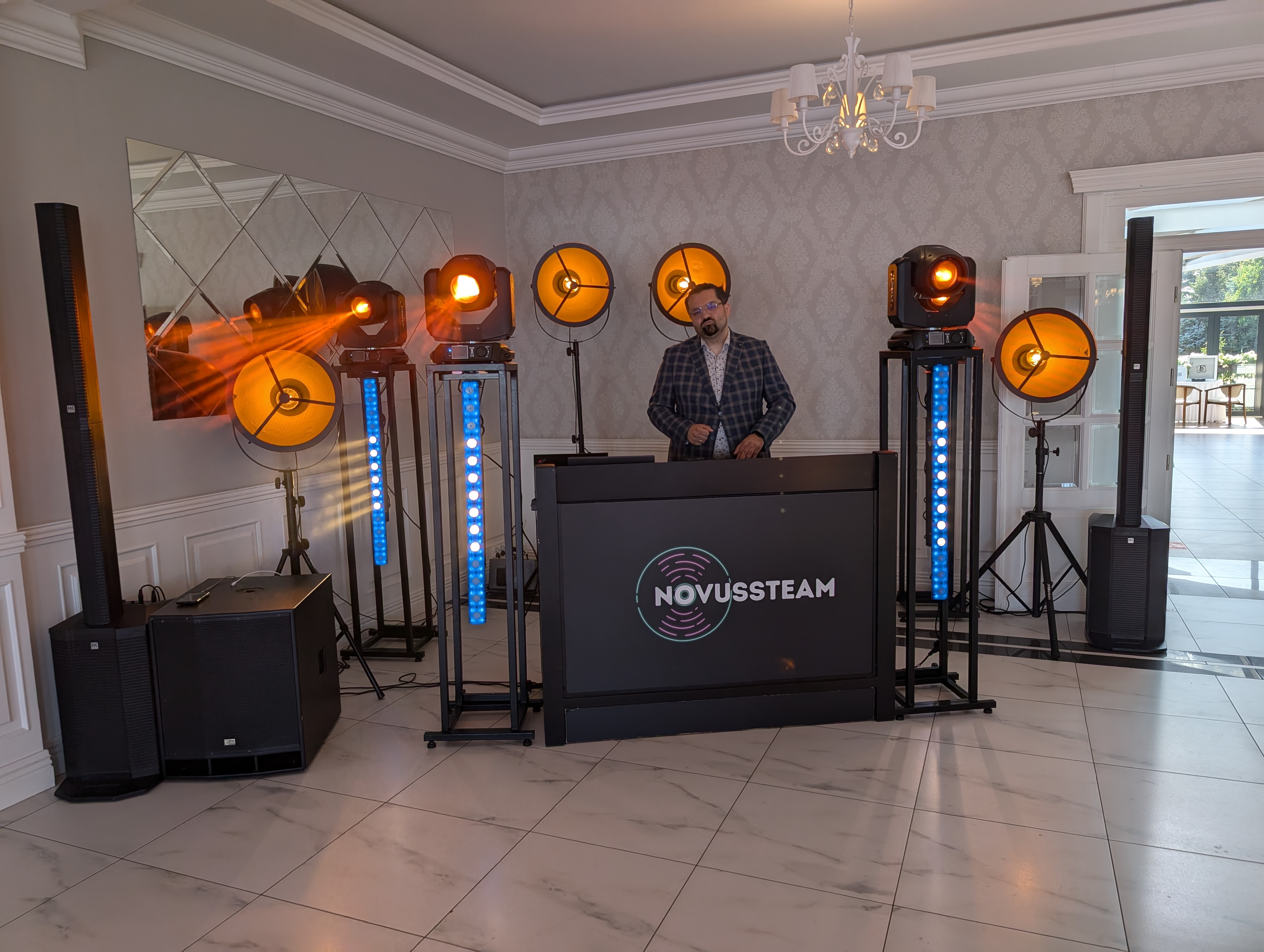 DJ za profesjonalnym setupem w eleganckiej sali weselnej