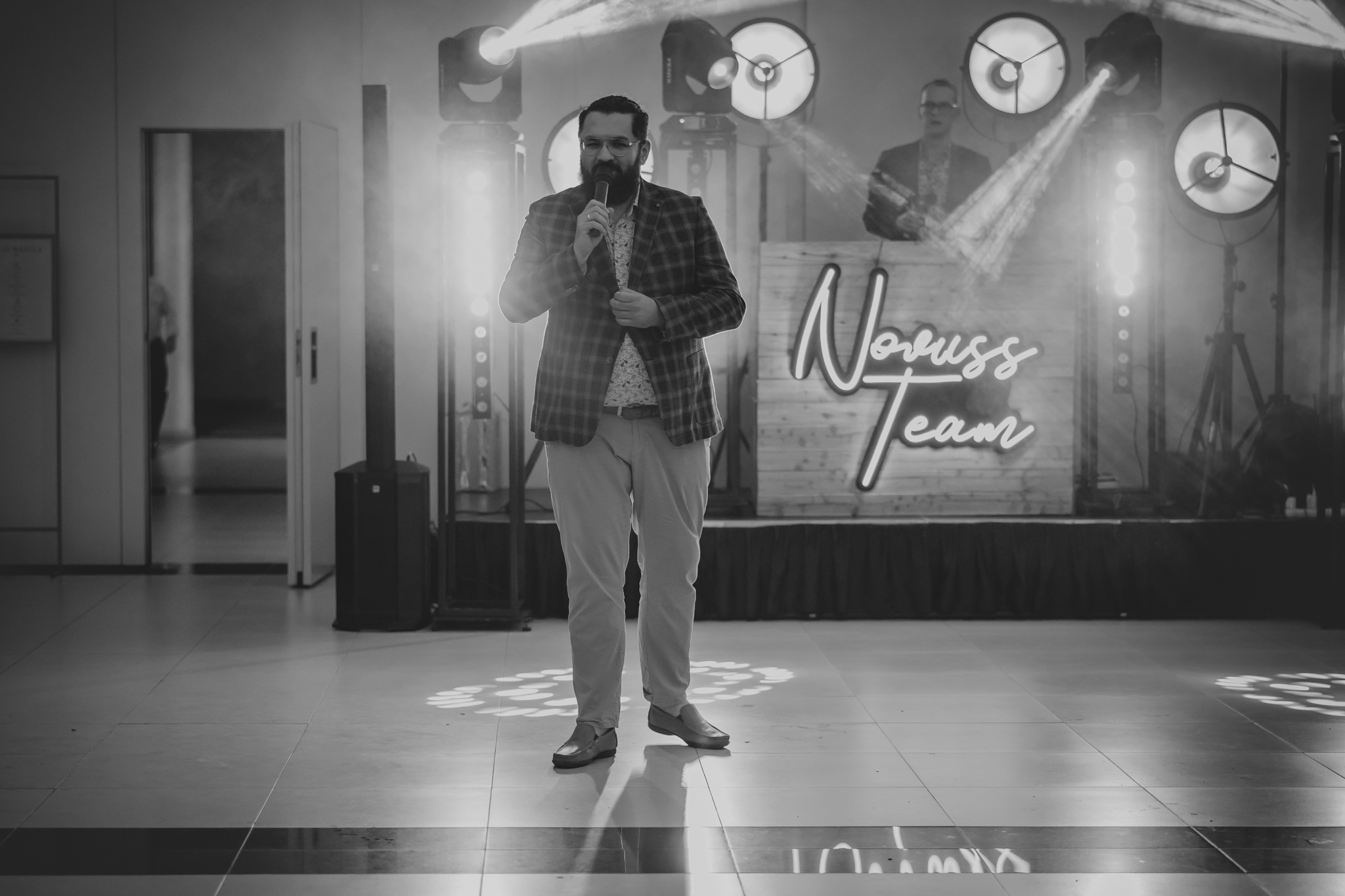 DJ Novussteam prowadzący wesele z mikrofonem