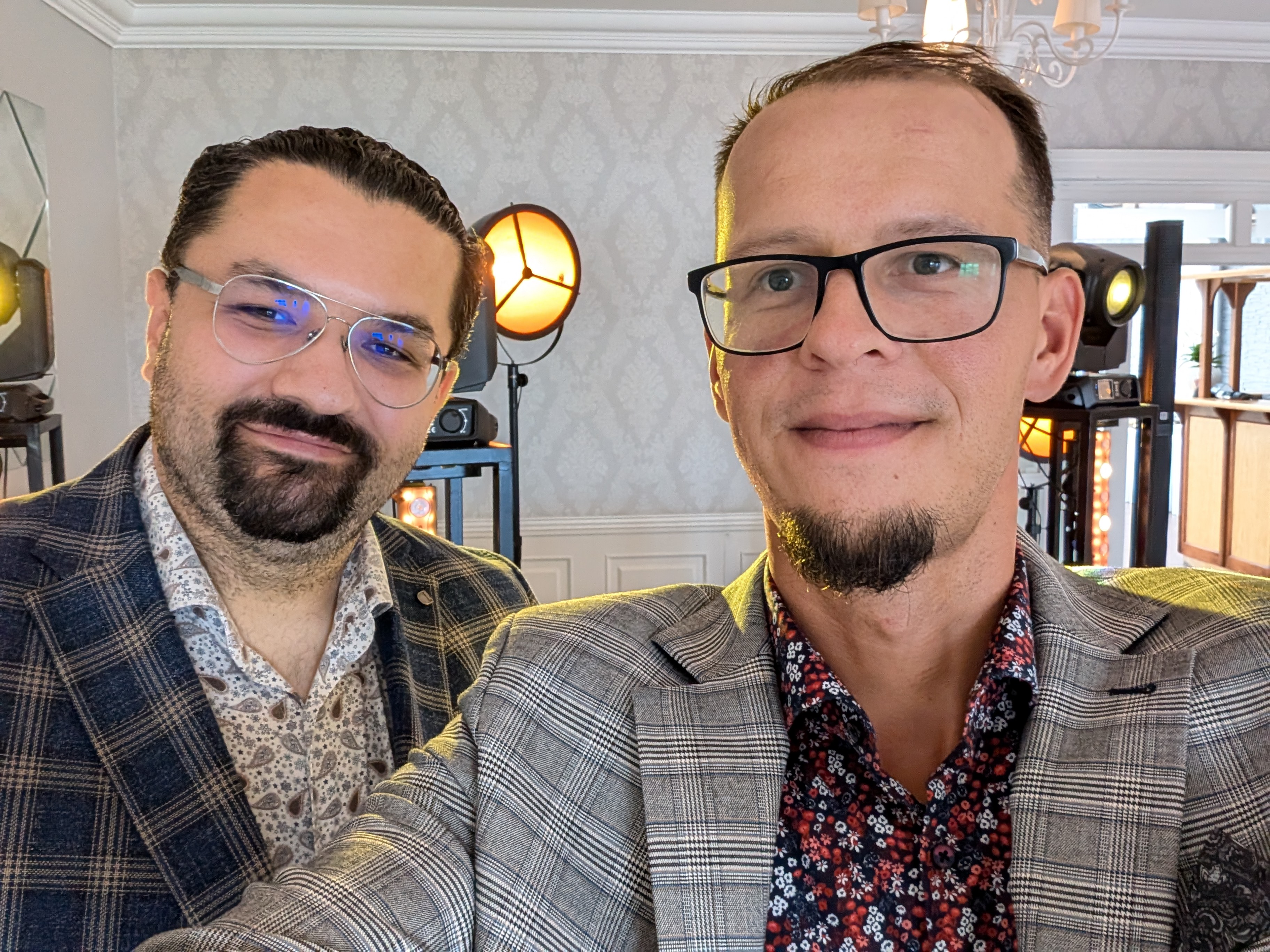 Profesjonalny portret Grześka i Piotrka w eleganckich strojach