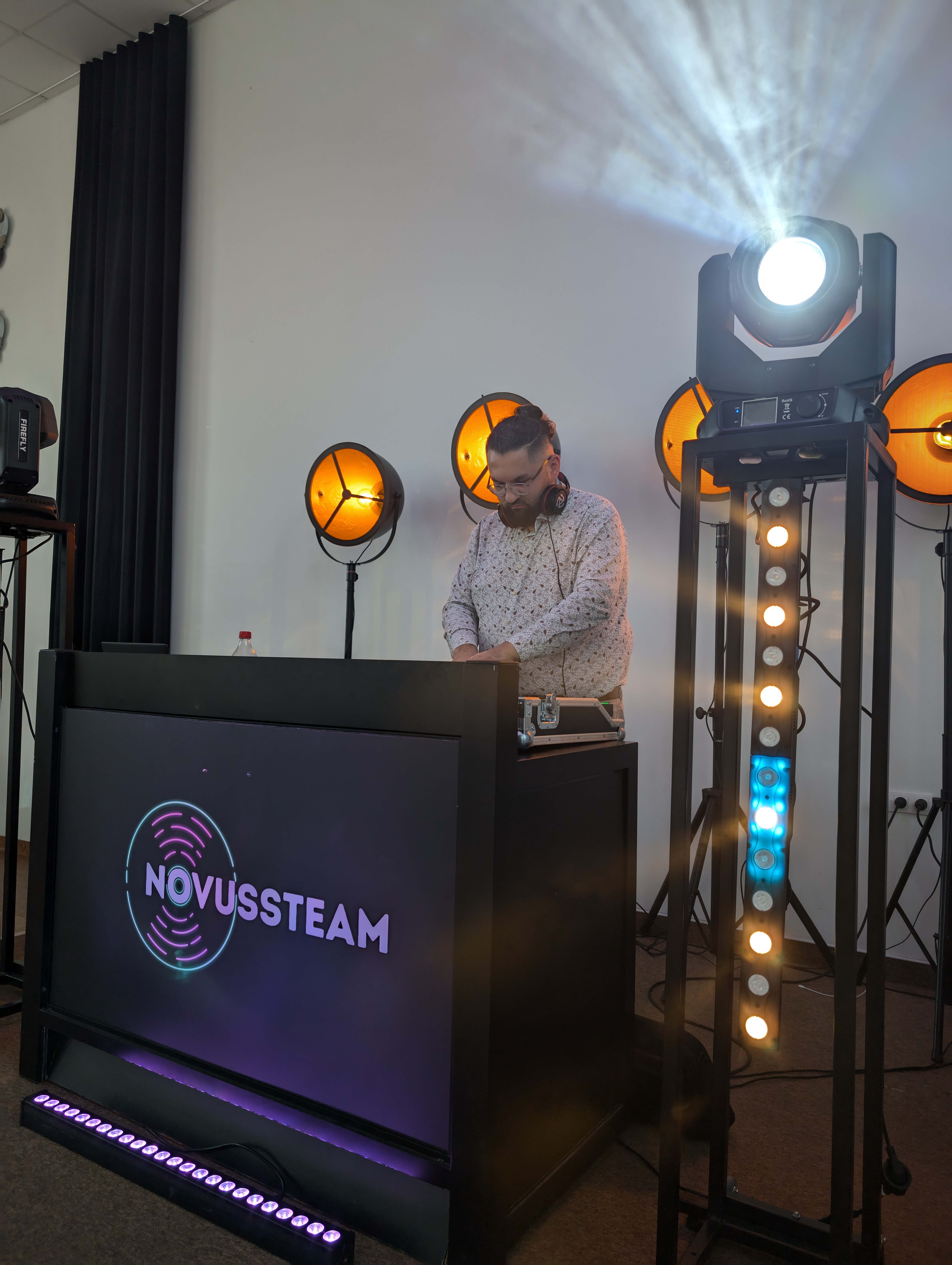 DJ pracujący za profesjonalnym setupem z oświetleniem