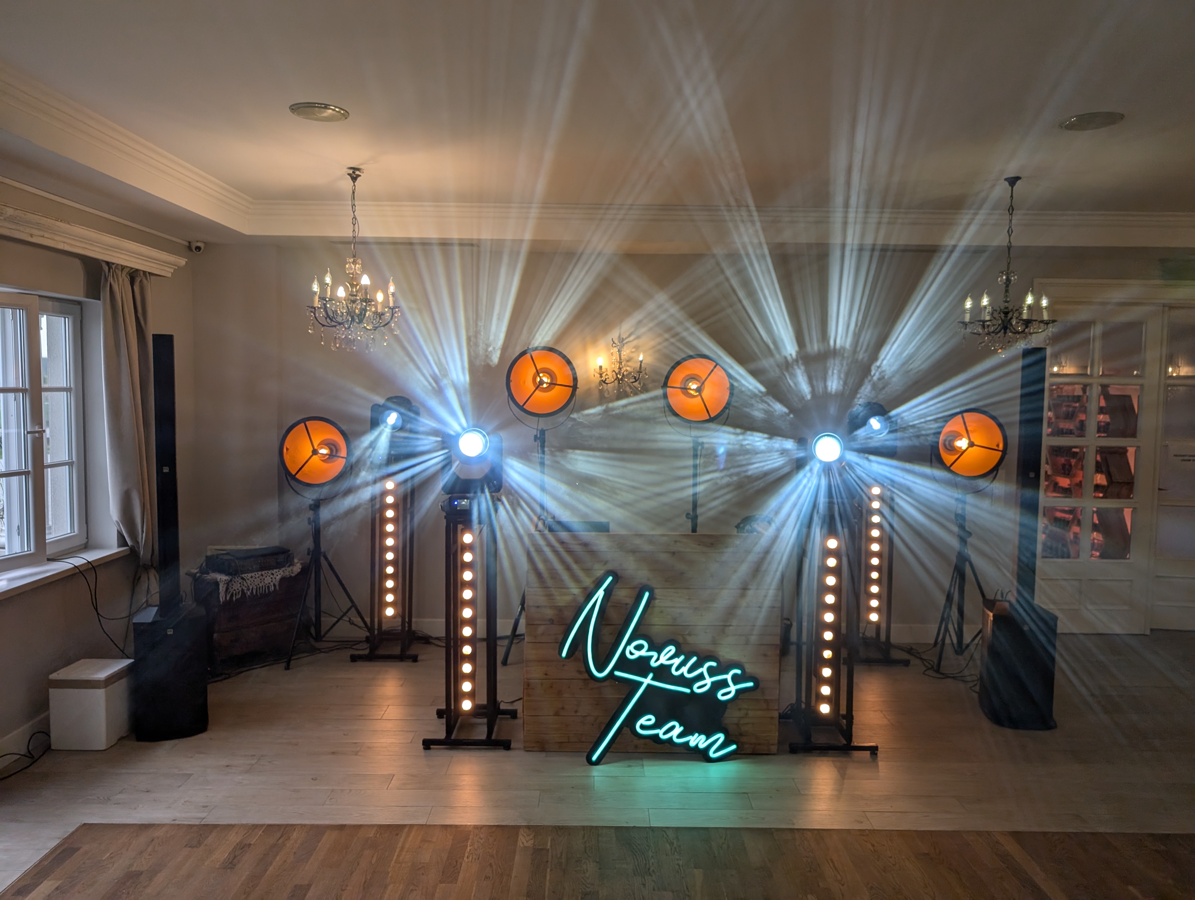 Dramatyczne efekty świetlne z neonowym logo i wiązkami światła