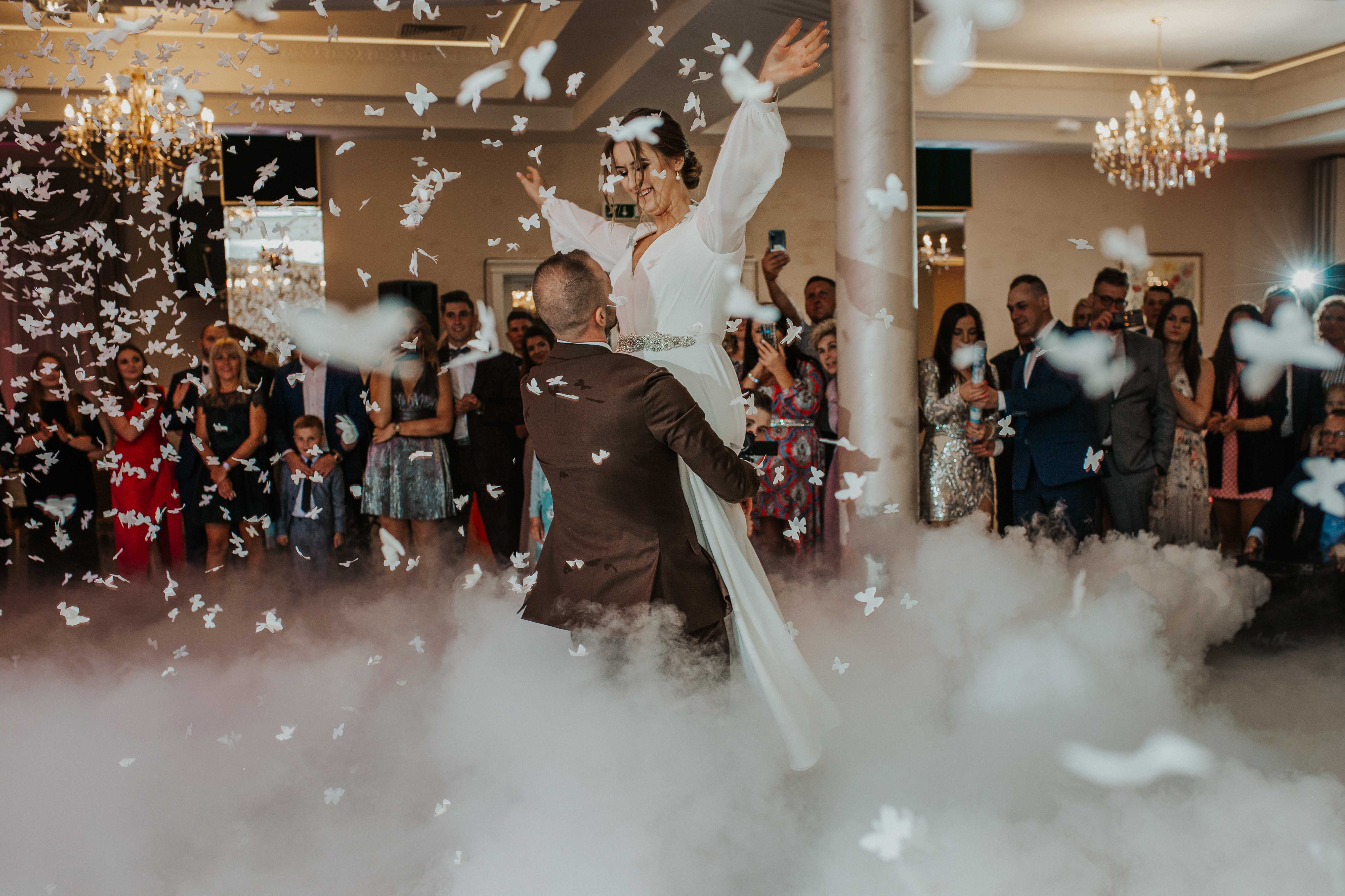 Pierwszy taniec pary młodej z efektami specjalnymi - confetti i ciężki dym