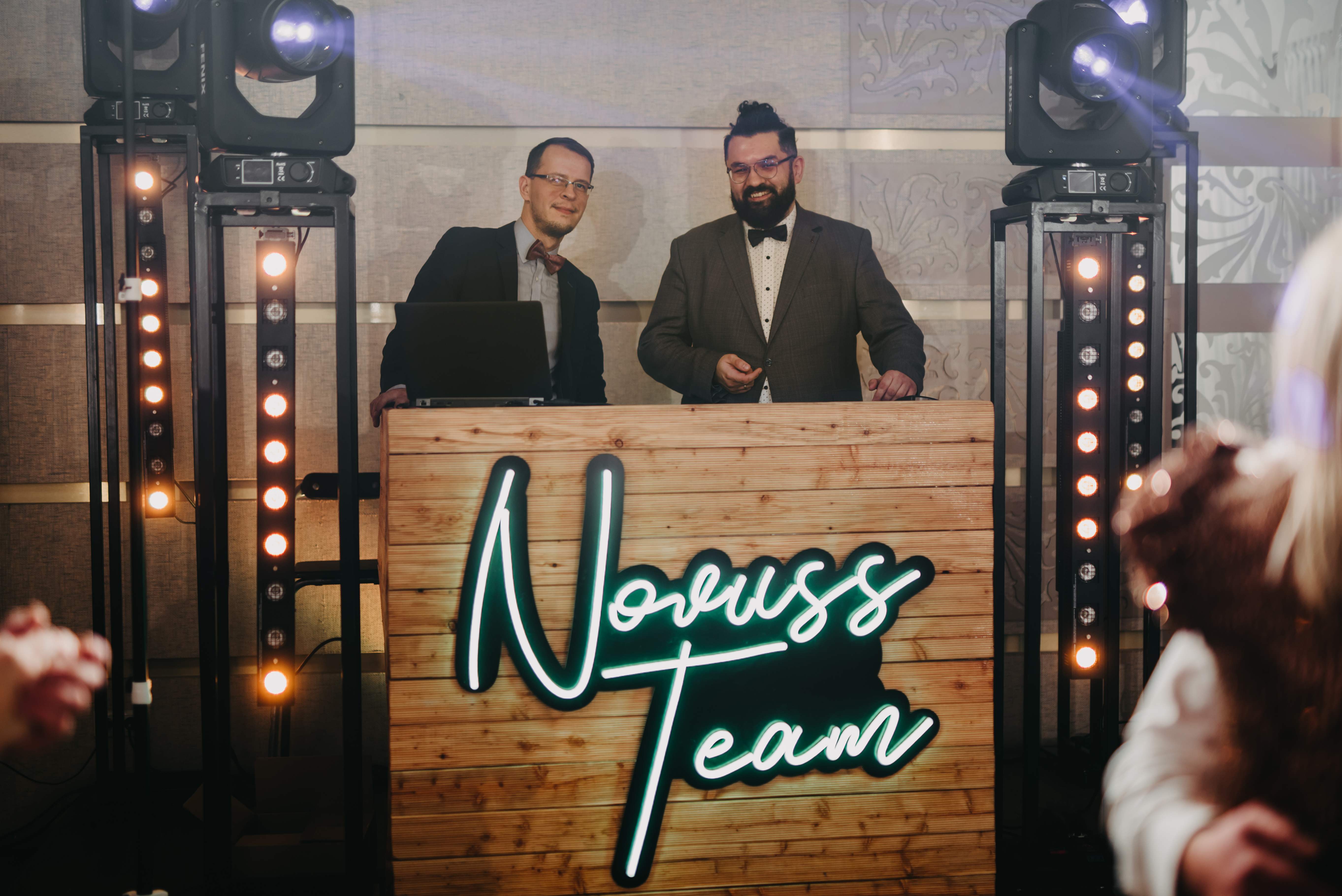 Grzesiek i Piotrek za konsoletą DJ z profesjonalnym oświetleniem