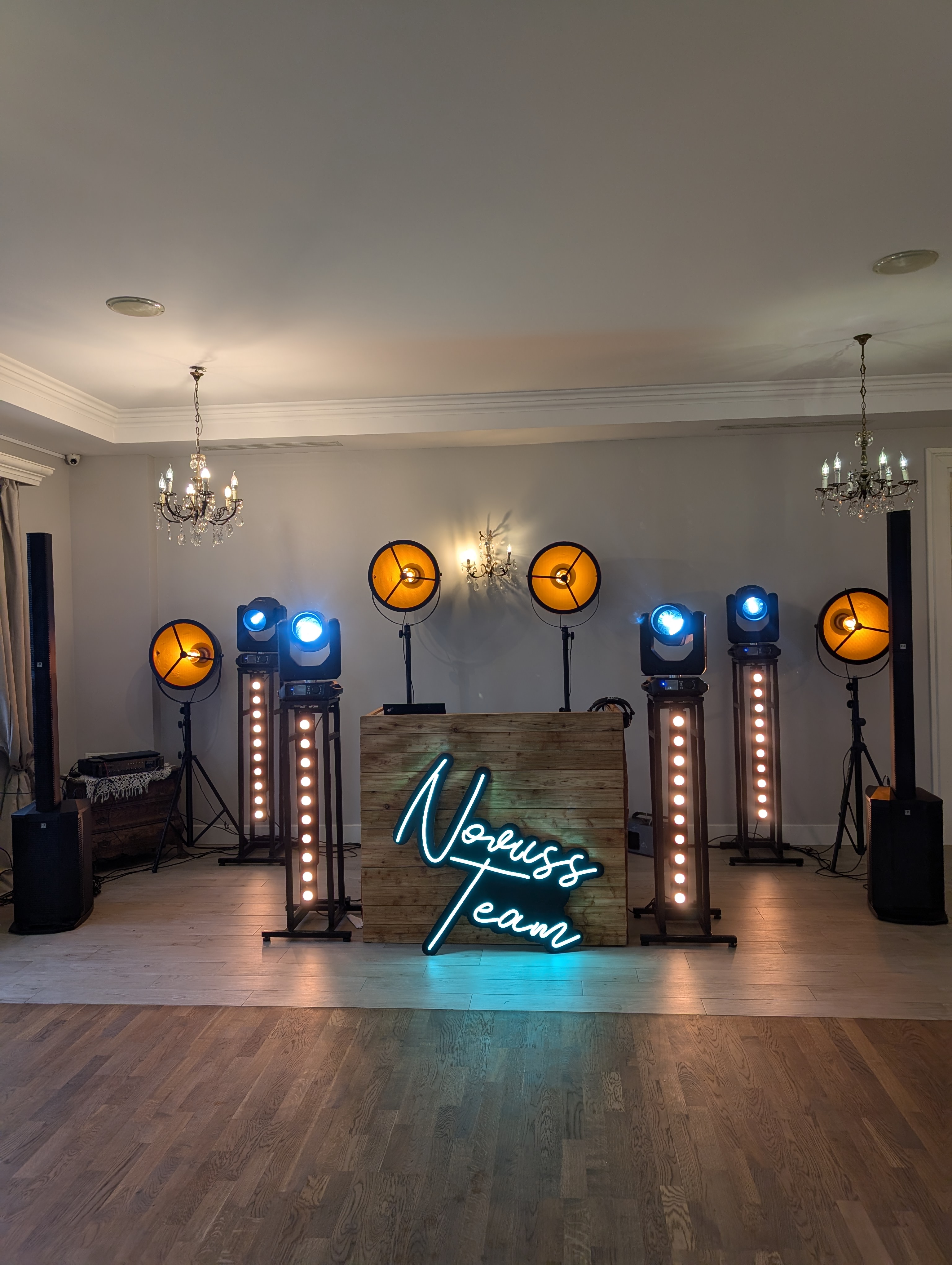 Profesjonalny setup w eleganckiej sali z neonowym logo Novussteam