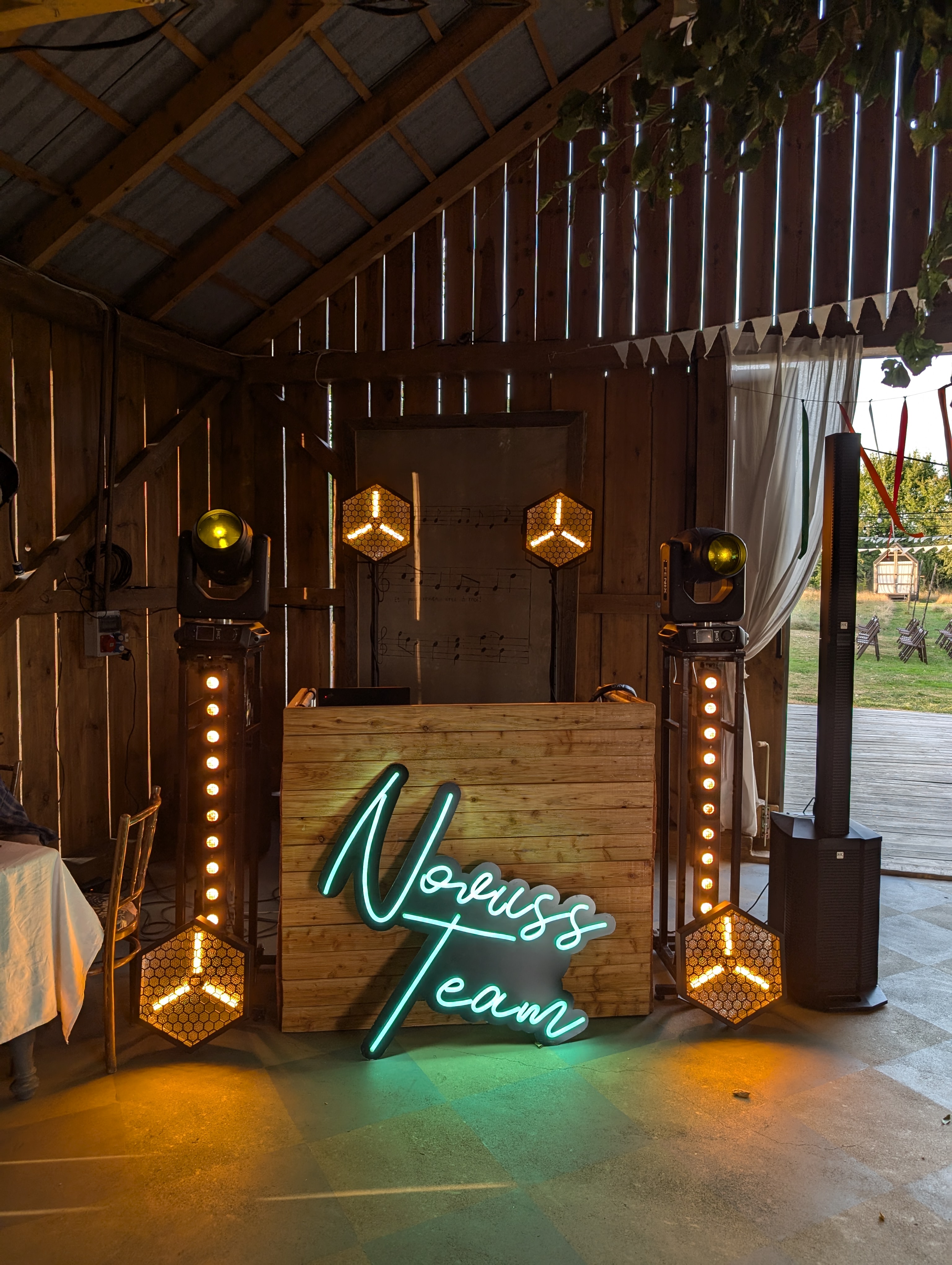 Setup Novussteam w rustykalnej stodole z neonowym logo