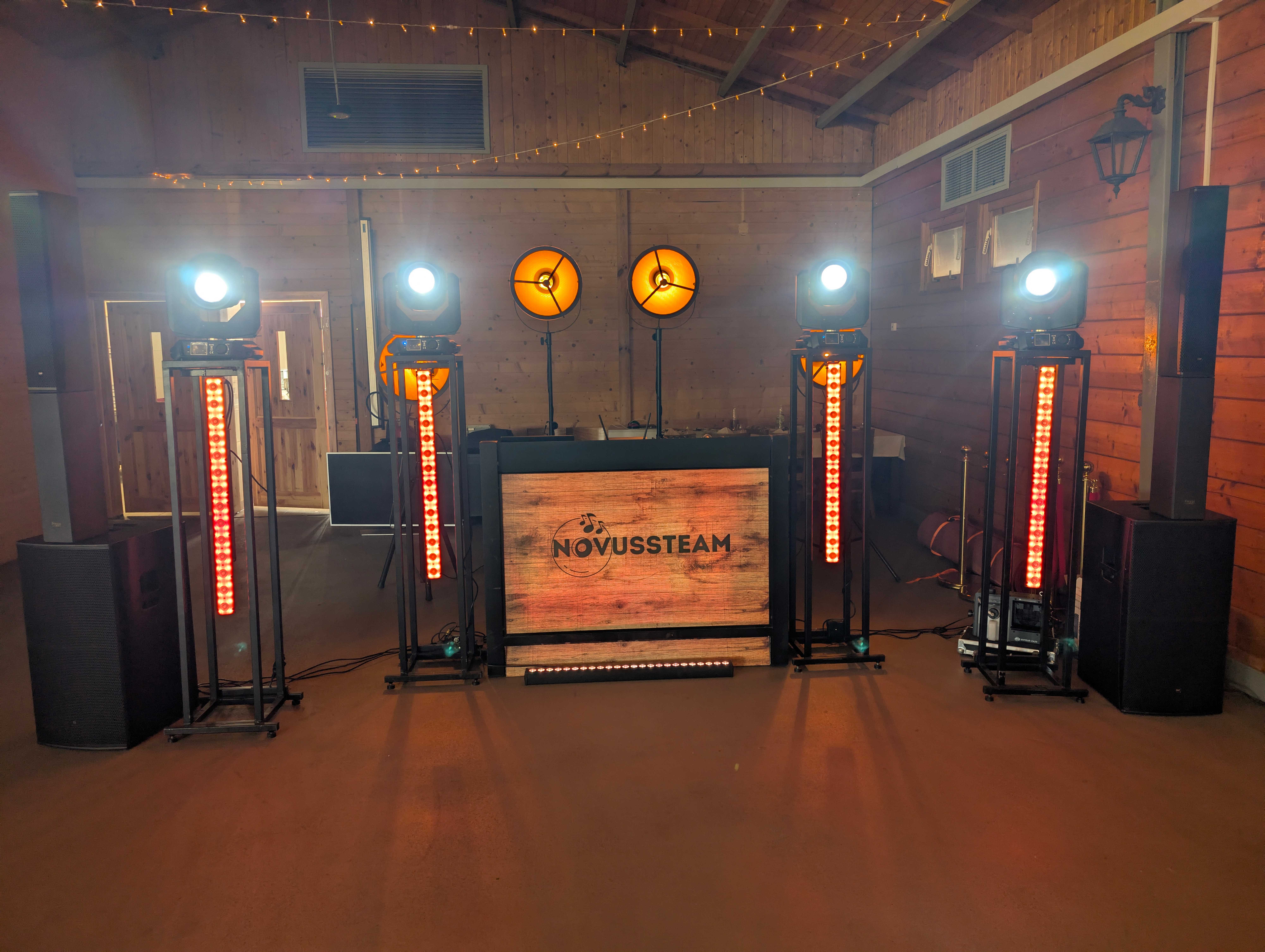 Rustykalny setup w stodole z lampkami na suficie i profesjonalnym oświetleniem