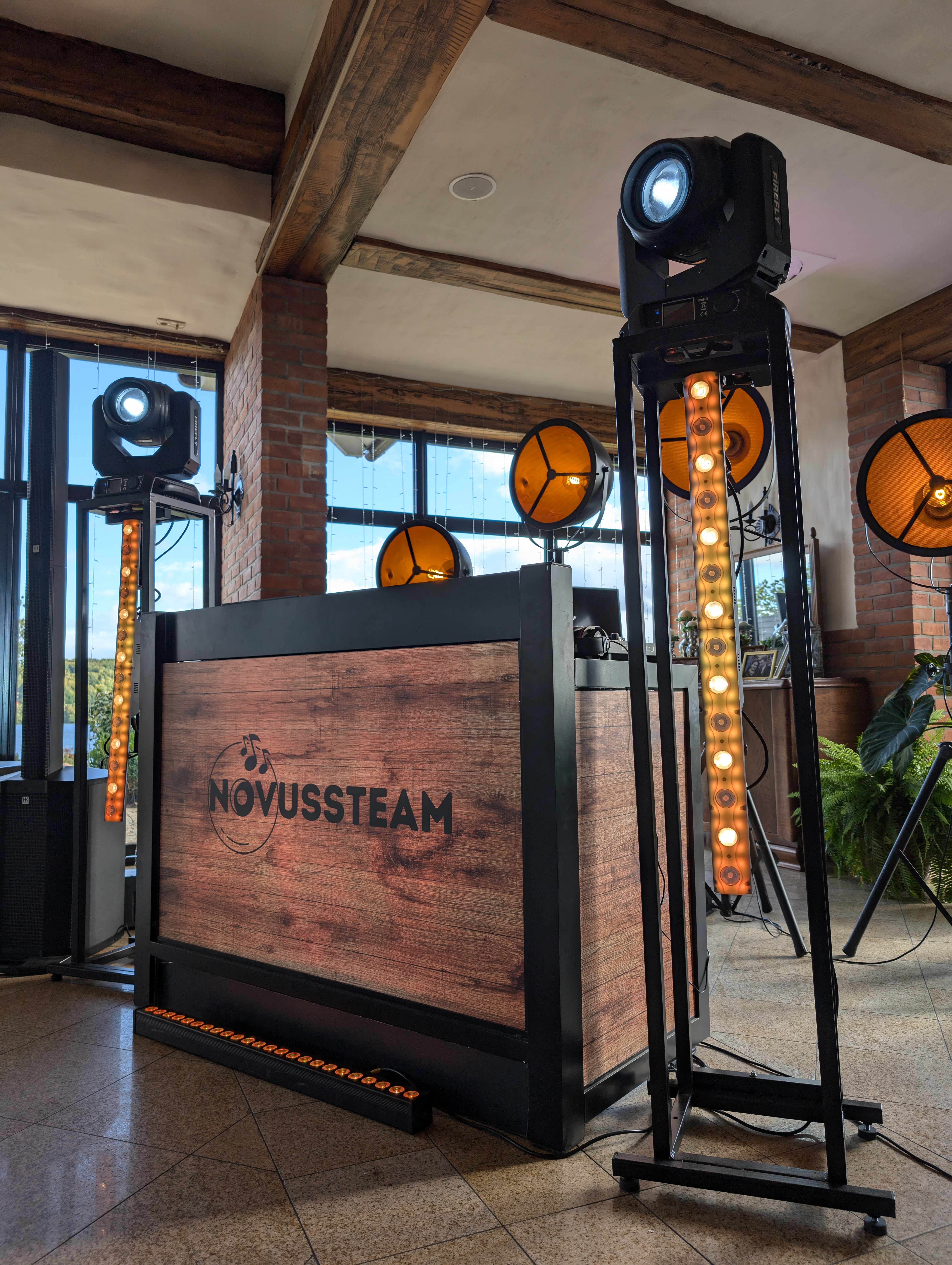 Rustykalny setup w sali z cegłą i drewnianymi belkami