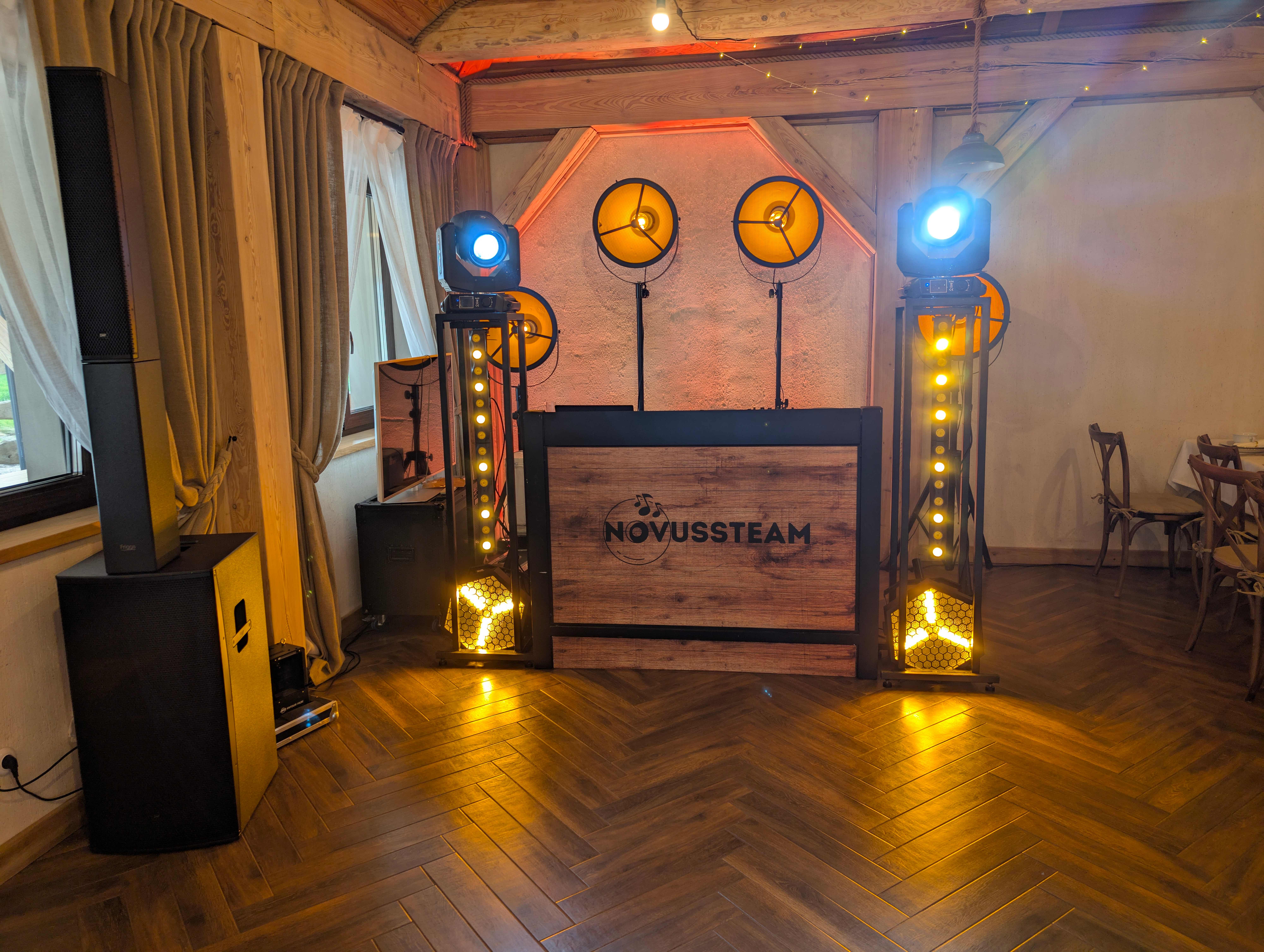 Rustykalny venue z heksagonalnym tłem i ciepłym parkietem