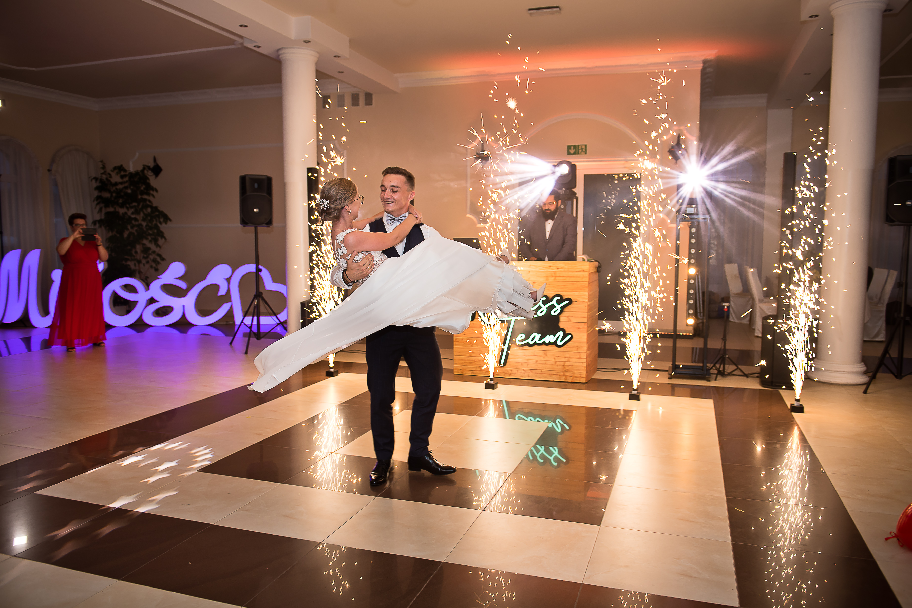 Para młoda podczas pierwszego tańca z fontannami iskier