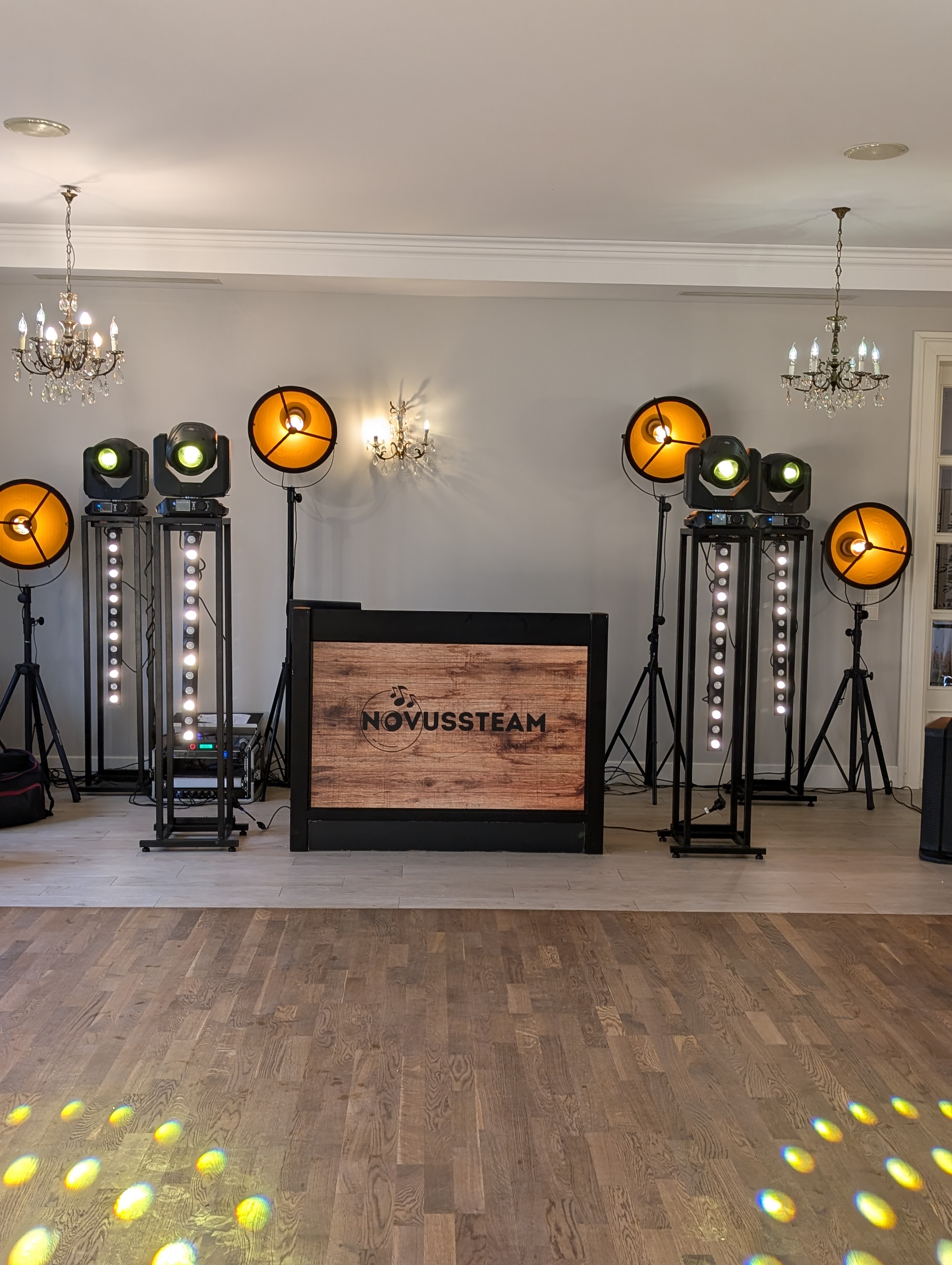 Drewniany booth DJ z profesjonalnym brandingiem Novussteam